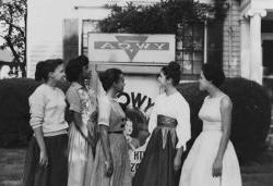 女人们站在女青年会门前的照片