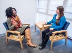 两个女人在临床服务中心谈话