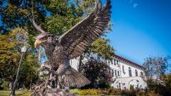 学院礼堂前的鹰雕像